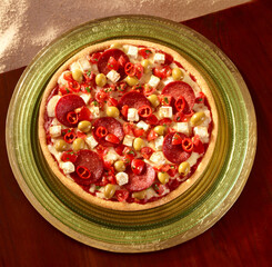 Pizza mit Sucuk plus Oliven mit Feta und Chili dazu Paprika