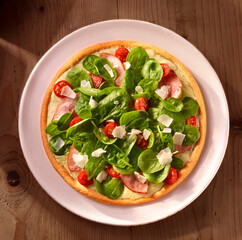 Pizza mit Spinat und Tomaten plus Parmesan und Putenfleisch