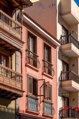 Der Balkon in Spanien unverzichtbar an mehrstöckigen Häusern und Hotels, in seinen vielfältigen Stilen und Formen