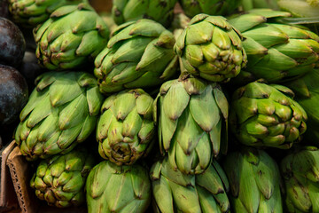 Obraz premium Fresh Artichokes in a food market in barcelona