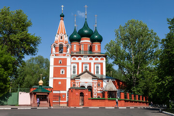 Fototapeta na wymiar The Church of Michael the Archangel is a garrison orthodox church in the historical center of Yaroslavl, on Kotoroslnaya embankment. Russia