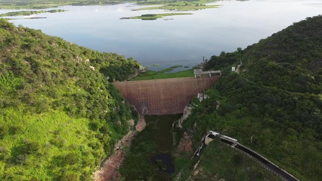 Paisagem A&ccedil;ude Barragem Represa Coremas Para&iacute;ba Paraibana Muro Prote&ccedil;&atilde;o Engenharia Estrada Patos Verde Natureza &Aacute;gua Lagoa Lago Seca Drone A&eacute;reo Turismo Balne&aacute;rio Cachoeira Motorhome Van Pesca Pescado
