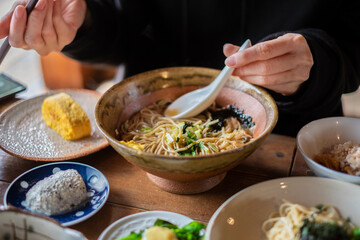 ラーメンを食べる