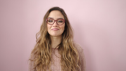 Obraz premium Young beautiful hispanic woman smiling confident wearing glasses over isolated pink background
