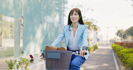 Fototapeta na wymiar woman commuting with bike