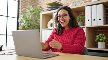 Fototapeta na wymiar Young beautiful hispanic woman business worker using laptop working at office