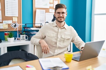 Obraz premium Young caucasian man business worker using laptop working at office