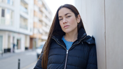 Obraz premium Young caucasian woman standing with serious expression at street