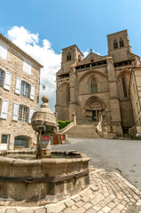 Fontaine au pied de l'Abbatiale Saint Robert de la Chaise Dieu. Département de la Haute Loire....