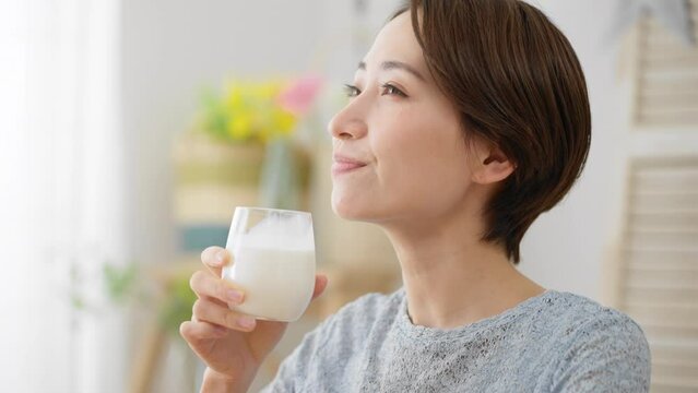 牛乳を飲む若い女性　ビジネスイメージ	
