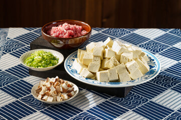 The ingredients needed for the classic Sichuan dish tofu with mushroom meat sauce