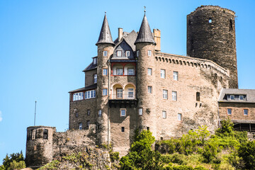 Fototapeta na wymiar Burg Katz auf einem steilen Berg bei Sankt Goarshausen am Rhein