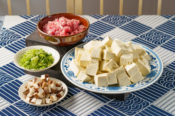 The ingredients needed for the classic Sichuan dish tofu with mushroom meat sauce