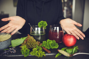 Choosing between green and red vegan cocktails