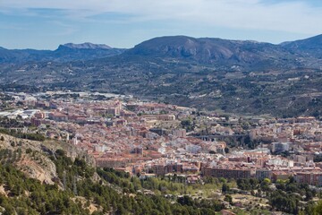 Fototapeta na wymiar Paisaje de la ciudad de Alcoy con la Sierra de Almudaina y la Sierra de la Safor, España