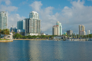 Naklejka premium Saint Petersburg, Florida Bay Marina landscape with a Blue Sky on a sunny day. Clouds white in the background with calm blue water.