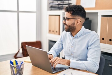 Obraz premium Young hispanic man business worker using laptop working at office