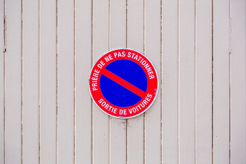 No Parking sign in French on a garage door