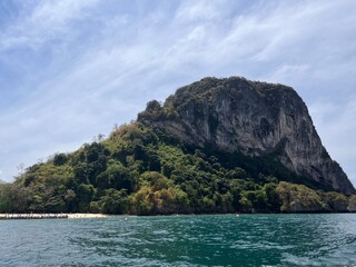 Obraz premium The Isolated island near the chicken island, a part of the 4 islands in the Krabi Province in the Kingdom of Thailand