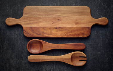 Acacia wood cutting board and spoons, top view - 589634760