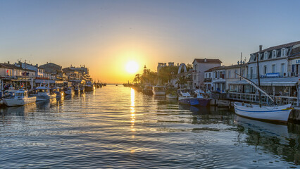 Coucher de soleil sur le port du Grau du Roi dans le Sud de la France