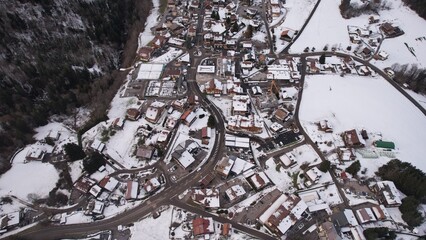 vue du dessus par drone de la commune de Saint Jean de Sixte en hiver sous la neige dans le Sud-Est...