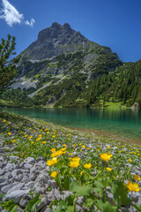 Der Seebensee in in Tirol, Österreich, ist umrahmt von den hohen Bergen des Miemiger Gebirges. 