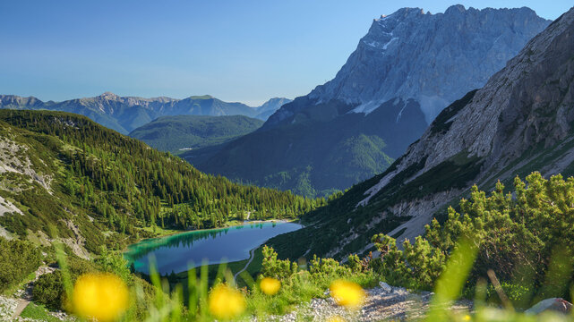 Der Seebensee in in Tirol, &Ouml;sterreich, ist umrahmt von den hohen Bergen des Miemiger Gebirges. Gesehen von der Coburger H&uuml;tte mit Blick auf die Zugspitze.