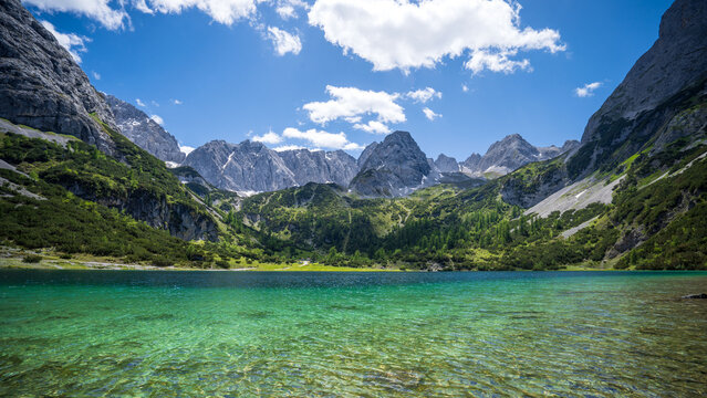 Der Seebensee in in Tirol, &Ouml;sterreich, ist umrahmt von den hohen Bergen des Miemiger Gebirges. Oberhalb des Sees troht die Coburger H&uuml;tte.