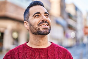 Obraz premium Young hispanic man smiling confident standing at street
