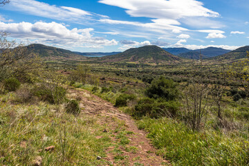 Paysage de ruffes rouges au nord du lac du Salagou et de l'ancien volcan du Cérébou depuis la plateau du Cayroux