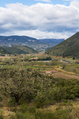 Paysage autour de l'autoroute A75 et des anciennes mines d'uranium près de Lodève