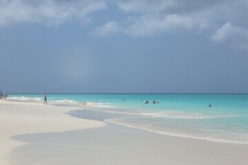 Fototapeta na wymiar Soft silky white sand and clear turquoise waters of Eagle Beach Aruba