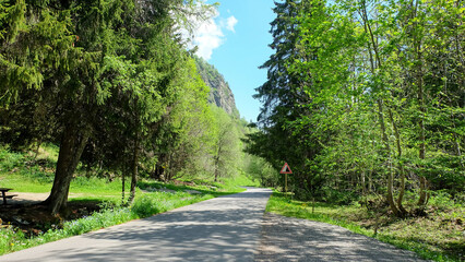 Alpen in Frankreich - Route des Grandes Alpes - Strasse mit Steinschlag Warnung Schild