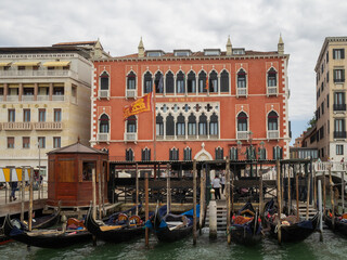 Fototapeta na wymiar The gondolas awaiting tourists by Hotel Danieli