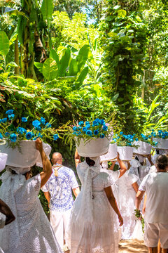Praia de Trancoso, Bahia, Brasil. 2 de fevereiro de 2023. Mulheres carregando cestos de flores em Festa popular para celebrar o Dia de Iemanj&aacute;, o evento atrai pessoas de religi&otilde;es afro-brasileiras