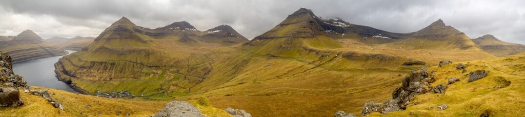 Obraz premium Eysturoy landscape seen from Gongutúrur / Hvithamar trailhead with Funningsfjørður fjord