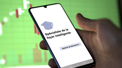 A student enrolls in courses to study, to learn a new skill and pass certification. Text in French: Smart home automation specialist ; Enroll.
