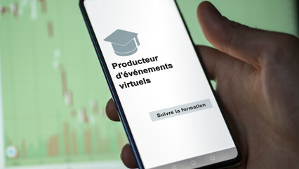 A student enrolls in courses to study, to learn a new skill and pass certification. Text in French: virtual event producer ; enroll.