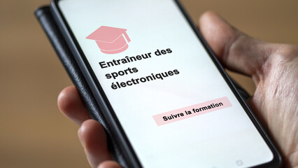A student enrolls in courses to study, to learn a new skill and pass certification. Text in French: E-sports coach ; Enroll.