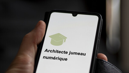 A student enrolls in courses to study, to learn a new skill and pass certification. Text in French: Digital twin architect ; Enroll.