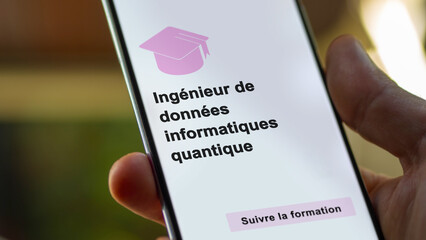 A student enrolls in courses to study, to learn a new skill and pass certification. Text in French: Quantum computing data engineer ; Enroll.