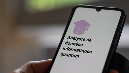 A student enrolls in courses to study, to learn a new skill and pass certification. Text in French: Quantum computing data analyst ; Enroll.