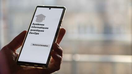 A student enrolls in courses to study, to learn a new skill and pass certification. Text in French: Quantum computing systems DevOps ; Enroll.