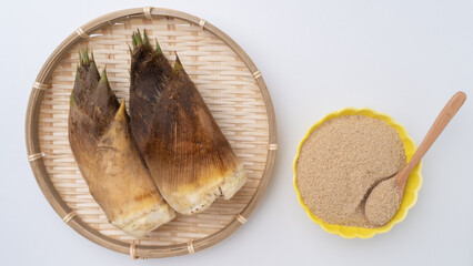 タケノコと米糠(こめぬか)｜あく抜きイメージ