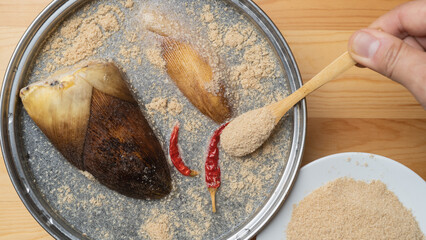 鍋にタケノコと米糠(こめぬか)と唐辛子を入れてアク抜きする　イメージ