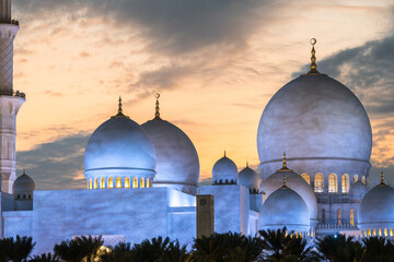 Fototapeta premium Domes of Sheikh Zayed Grand Mosque in Abu Dhabi, United Arab Emirates.