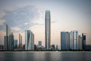 Obraz premium Abu Dhabi's skyline at the Corniche.