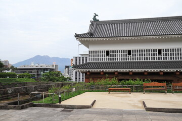 美しい御楼門から眺める桜島の風景