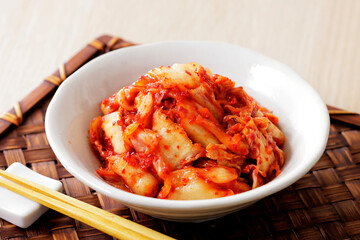 小皿に盛られた韓国産キムチ